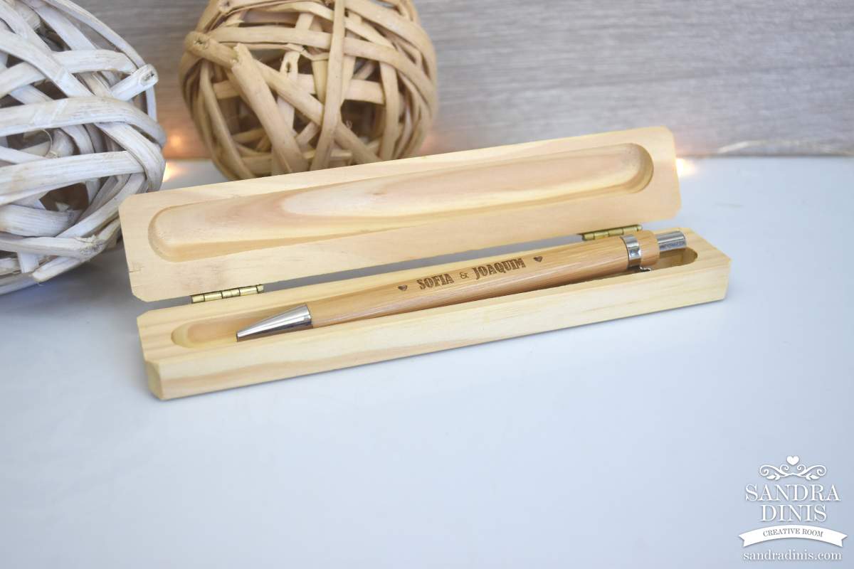 Caixa madeira pinho com caneta Noivos