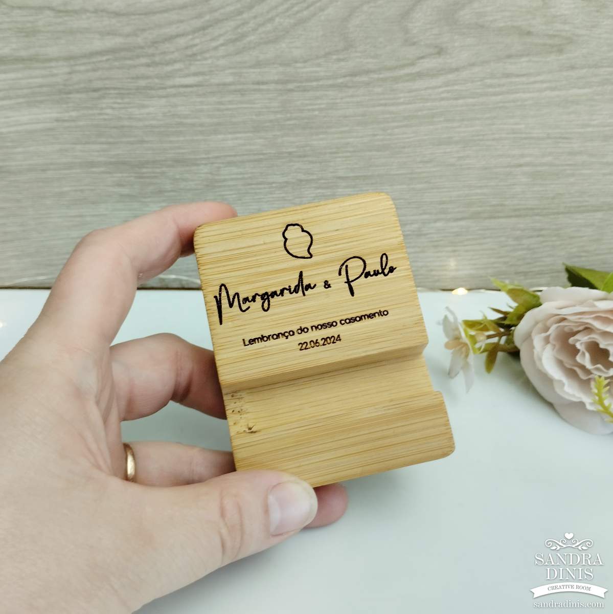 Suporte para telemóvel em bambu personalizado Coração de Viana 