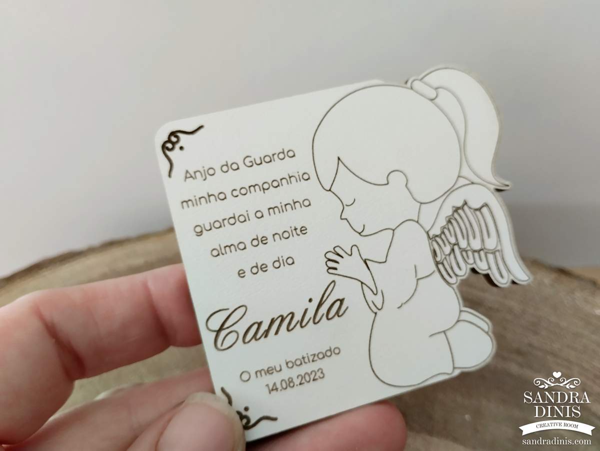 Uma garota com asas de anjo na cabeça