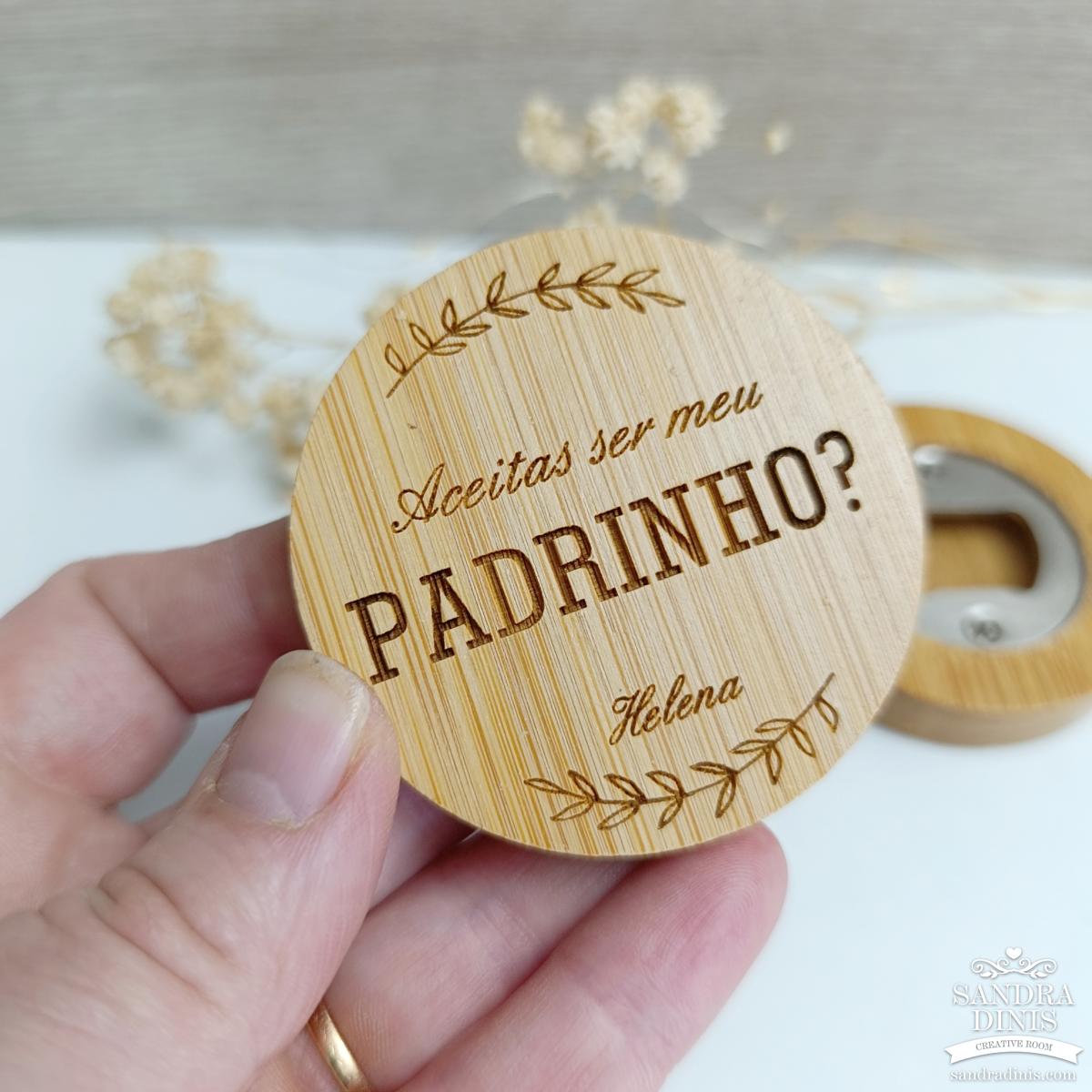 Abre-cápsulas Personalizado em Madeira – Momentos que se Brindam