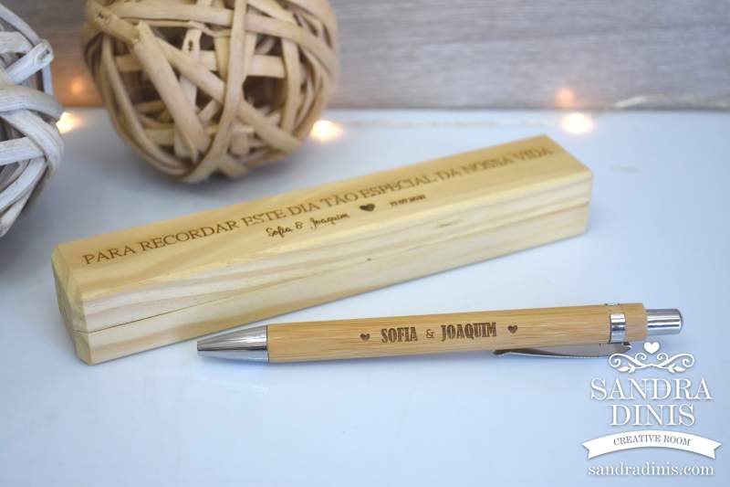 Caixa madeira pinho com caneta Noivos