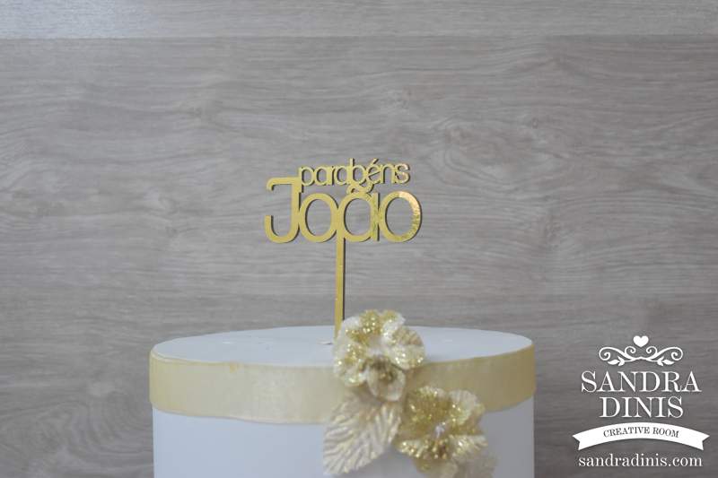 Topo de bolo dourado